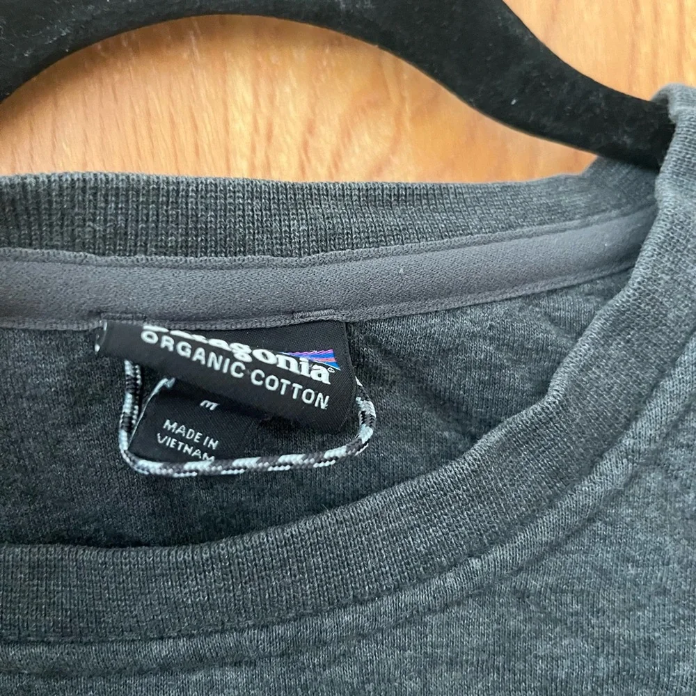 Patagonia Men's organic cotton quilted Dark Gray Crewneck Sweatshirt M